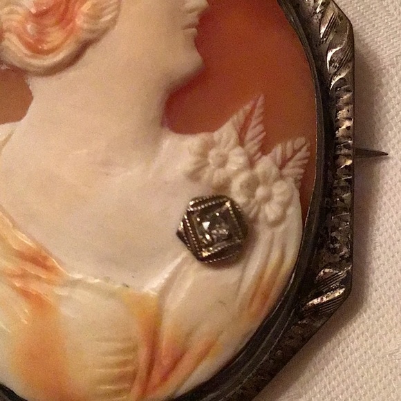 1930s Vintage Cameo Pin with Diamond - Picture 3 of 3
